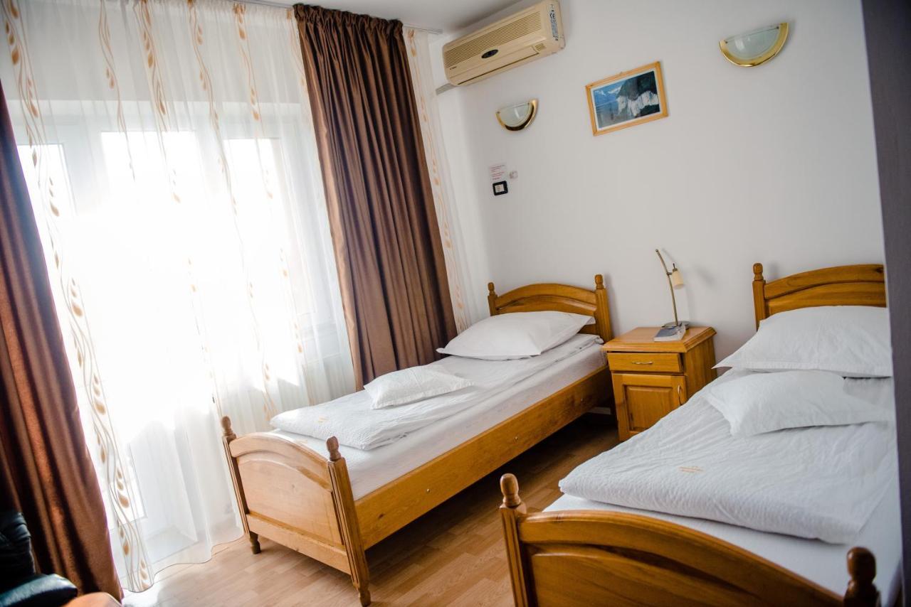 Pensiune Roua Arad Esterno foto