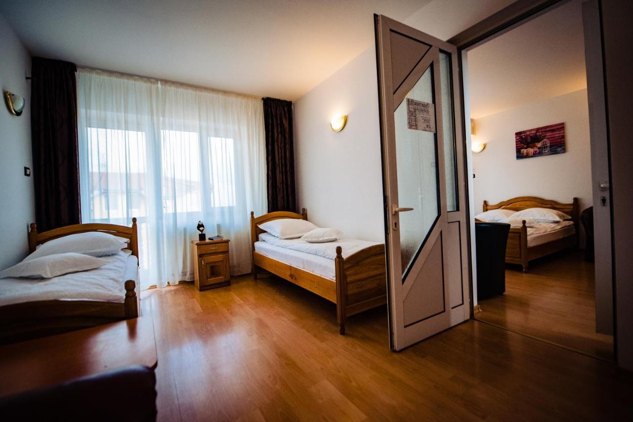 Pensiune Roua Arad Esterno foto